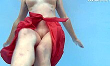 Emily Ross, een sexy MILF, kleedt zich onder water uit