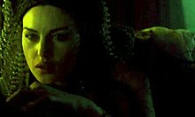 Monica Bellucci cu sânii mari într-o scenă fierbinte din Dracula din 1992