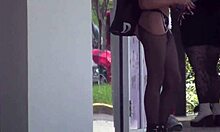 Claire Black, une petite amie exhibitionniste érotique, montre sa lingerie et se fait baiser en public