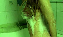 Една стройна красавица се съблича и се наслаждава в банята