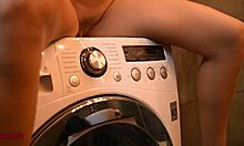 Μια έφηβη με μεγάλα βυζιά πετυχαίνει έντονο οργασμό χρησιμοποιώντας μια δονητή πλυντήρια