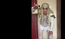 В домашно видео бисексуален кросдресър жадно поглъща пикнята на друг мъж