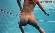 Дуна, сексуално авантюристична, се съблича и плува в басейна