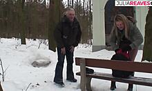 Une femme amateur gémit de plaisir en s'échauffant dans la neige