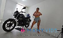 巴西青少年劳伦拉蒂娜在哥伦比亚的摩托车上接受了她的大股