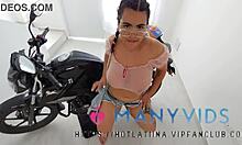 לורן לטינה, נערה ברזילאית, מקבלת את התחת הגדול שלה בסגנון כלב על האופנוע שלה בקולומביה
