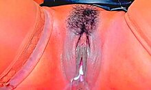 Un'adolescente canadese con una grande figa si masturba con un dildo enorme