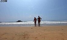 Et ægte par hengiver sig til offentlig nøgenhed på stranden