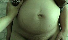 Mama vitregă înșelătoare își arată sânii mari și burta însărcinată fiului ei vitreg într-un videoclip făcut acasă