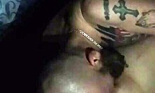 La esposa tatuada se somete a su marido en un video caliente