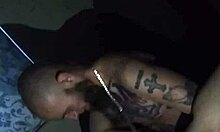 Istri dengan tato tunduk pada suaminya dalam video panas