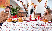미스티 아리에타 애덤스는 추수감사절 가족 저녁 식사를 즐긴다