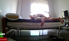 Španielska tínedžerka dostane výprask a má sex v posteli