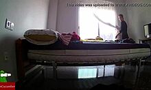 Μια Ισπανίδα έφηβη χτυπιέται και πηδιέται στο κρεβάτι