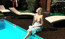 Tetovirana pornozvezda Mimi Cica se umaže v bazenu