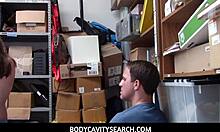 Ein jugendlicher Dieb mit haarlosem Körper wird in einem Ladendiebstahl-Video aufgenommen