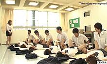 Japanische Schulmädchen in Uniform haben mit dem Lehrer missionarischen Sex