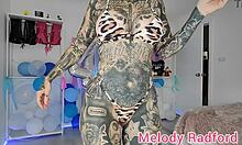 Melody Radford, eine australische Pornostar mit großen Brüsten und großen Hintern, zeigt sich in einem Rock