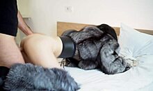 Una donna amatoriale eccitata con stivali di pelle cavalca il suo uomo fino all'orgasmo