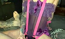 Amateurbabe gebruikt strap-on en dildo om anaal te spelen
