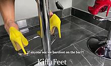 Dewi Kiffa dan Vic menikmati fetish kaki di bar