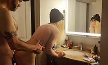 Uma mulher travesti recebe sexo anal com um homem grande na casa de banho