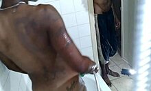 MILF amateur de ébano se pone húmeda y salvaje en la ducha