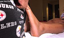 Amatör svart tjej Nina Rivera knullar med sina smala ben och stora naturliga bröst