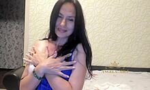 ロシアの熟女アンジェラ - 彼女の毛深いマンコと巨乳は、あなたがもっと欲しがるようにします。