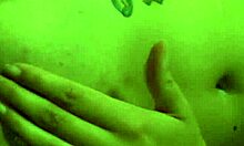 Allie Hazes'in küçük göğüsleri mastürbasyon yaparken sallanıyor