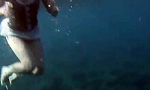 Hot babes svømmer nøgne i en privat pool