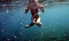 Forró csajok meztelenül úsznak egy privát medencében
