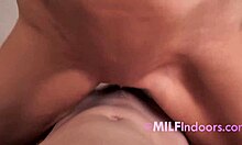 MILF v domácím videu se nechutně chová, aby získala pozornost svého muže