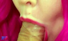 Aistillinen suihinotto vaaleanpunaisilla huulilla ja valuva sperma