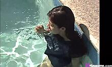 Teres přítelkyně ji přivádí na nové výšky potěšení s striptýzem u bazénu