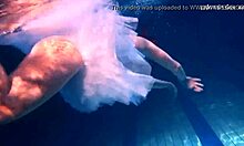 Prsata tínedžerka podmorská dobrodružstvo s jej priateľom