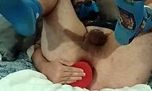 Schwules Paar erkundet BDSM-Spiel mit Spielzeug und Keuschheit