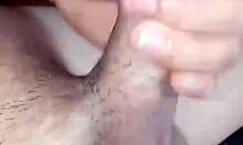 Solo meisje met kleine tieten masturbeert in deze video