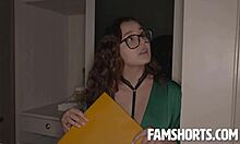 Remaja berpayudara besar Leana Lovings menderita kebocoran merah muda yang memalukan dalam video POV hardcore ini