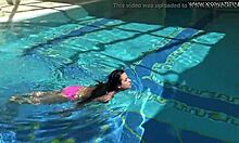 Jessica Lincolns házi videója egy dögös csajt mutat be, aki duplán behatol a medencébe