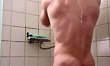 Modelul gay musculos își arată fizicul de culturist într-un videoclip făcut acasă