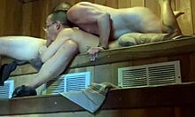 Zlobivý skupinový sex v horké sauně