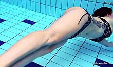 La giovane amatoriale Katrin si spoglia sott'acqua in un video fatto in casa