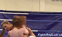 Amateur babes geven elkaar een cunilingus in een boksring
