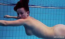 Аматьорска тийнейджърка Катрин се разголва под водата в домашно видео